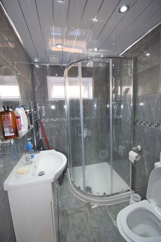 Two bedroom Ground Level detached Flat - ilford lane - Photo 4