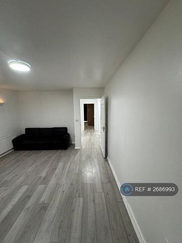 3 bedroom flat to rent - Photo 2