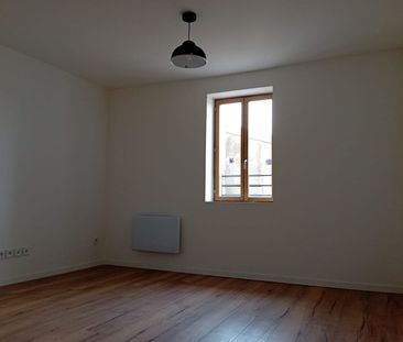 A LOUER CENTRE SIGEAN T2 ENTIEREMENT RENOVE - Photo 3