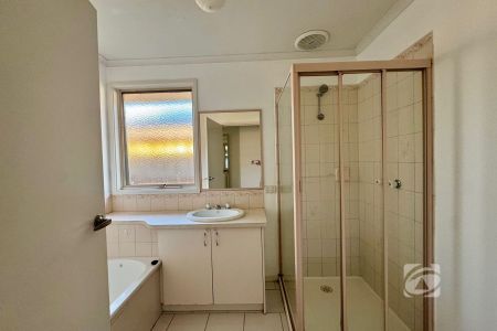 FRESHLY PAINTED COSY 3 BEDROOM HOME - Photo 5
