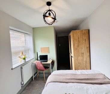 BEDROOM 1- MEDIUM DOUBLE ENSUITE - Photo 2