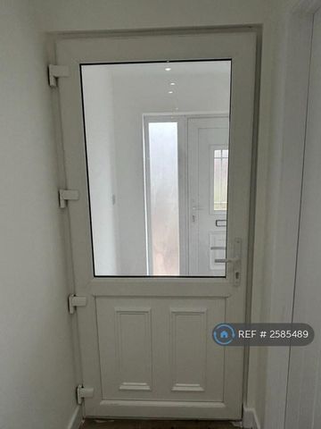 4 bedroom semi-detached house to rent - Photo 4