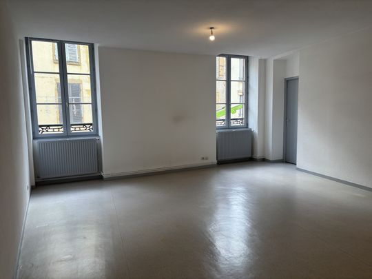 Location Appartement 2 pièces 76m² CHARLIEU 42190 - Photo 1
