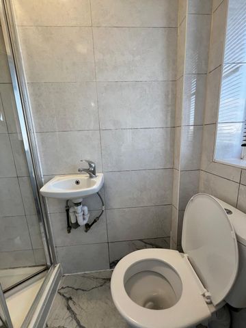 Bedsit close to ilford station- 900 - Photo 2