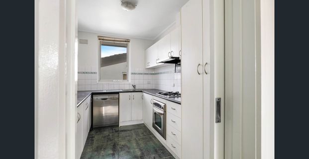 Spacious and Sun Filled 3 Bdr Apartment - Photo 1