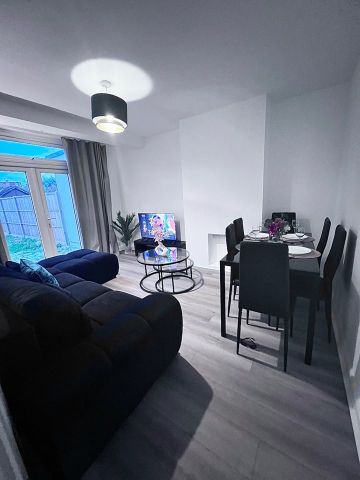 3 Bed Terraced House, Links Avenue, SM4 - Photo 2