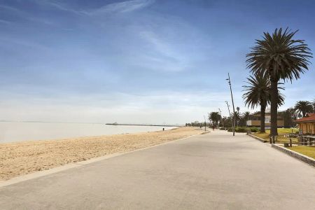 “Sophisticated 2-Bedroom, 2-Bathroom Apartment | FLARE REAL ESTATE” - Photo 4