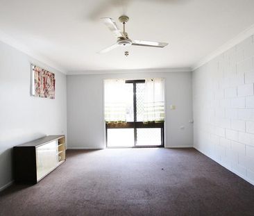 Conveniently located two bedroom brick apartment - Photo 1