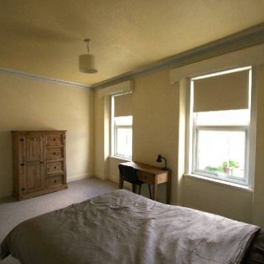 Spacious, just refurbished student house, new carpets, new furniture, - Photo 1