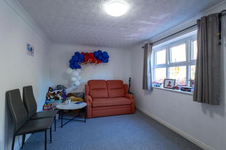 2 bedroom flat to rent - Photo 2