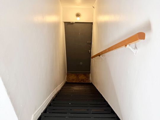 For Lease - 455 B Danforth Avenue Unit# 2nd Flr, Toronto, Ontario - Photo 1