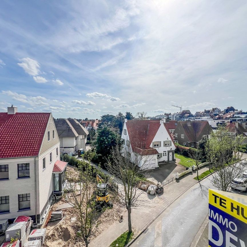 Prachtig gerenoveerd duplexappartement met groot zonneterras en open zicht, gelegen vlakbij de Zoutelaan en de Dumortierlaan. Garage mogelijk. - Photo 1