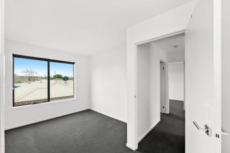 Modern Double-Level Townhouse Opposite Victoria Park, Minutes from Lake Wendouree - Photo 3