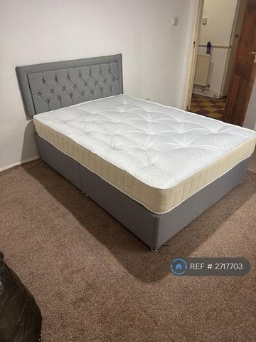 1 bedroom in a flat share to rent - Photo 2