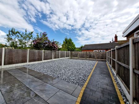 3 bedroom semi-detached bungalow to let - Photo 2