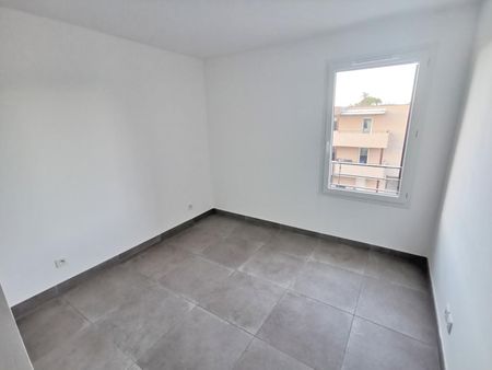 « VILLENEUVE LES AVIGNON - APPARTEMENT T3 69.96 M² AVEC TERRASSE ET PARKING » - Photo 2