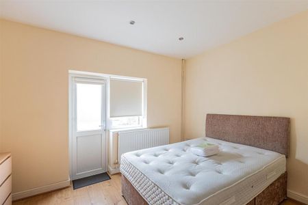 1 bedroom private hall to rent - Photo 3