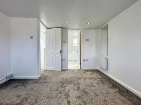 3 Bedroom House - Mid Terrace To Let - Photo 2