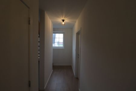 Nieuwbouwwoning met 3 slaapkamers, zolder, tuin en 2 autostaanplaatsen. - Photo 5