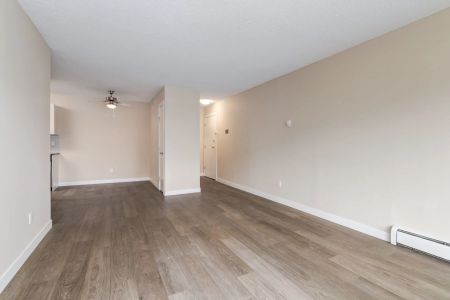 - 1 Bedroom at Chinook Gardens - Photo 5
