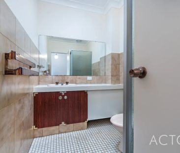 TWO BEDROOM TOWNHOUSE IN FANTASTIC LOCATION! - Photo 4