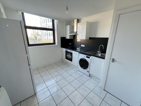 3 bed flat to rent in St Peters Road, BH1 - Photo 5