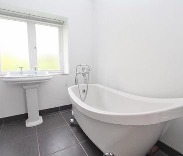 4 bedroom detached house to rent - Photo 2