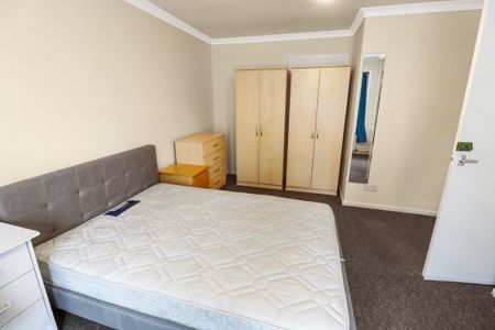 5 Bed Student Accommodation - Photo 3