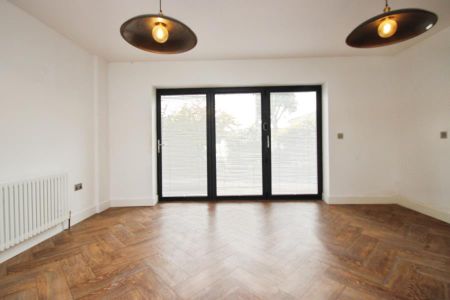 4 bedroom semi-detached house to rent - Photo 4