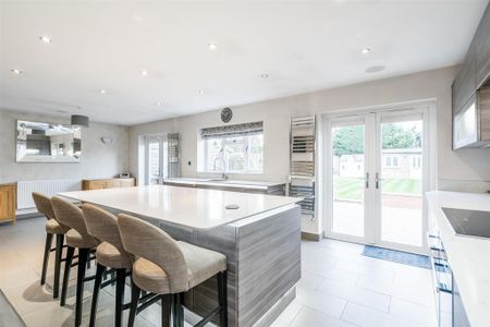 5 bedroom semi-detached house to rent - Photo 2