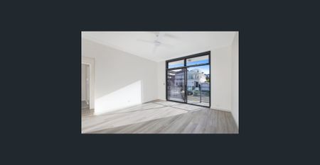 Fully Renovated North-Facing Apartment with Lock-Up Garage by the Coast - Photo 4