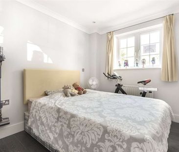 Two bedroom ground floor apartment with allocated parking. - Photo 4