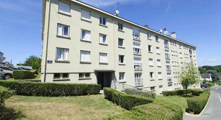 Quartier de Montcy St Pierre, appartement de type 5 situé au 1er étage d'un immeuble sécurisé comprenant 3 chambres fermées salon/séjour, cuisine séparée, salle de bain avec baignoire , wc séparé et une buanderie - Photo 5