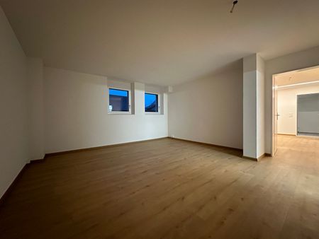 "grosse, moderne 2.5-Zimmer-Wohnung mit Lift und eigenem Waschturm" - Photo 2