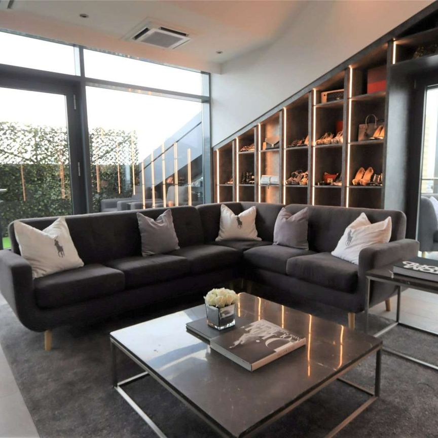 One of Manchester's finest - A unique four bedroom triplex apartment with luxury principal suite situated in the sought after No.1 Deansgate development. - Photo 1