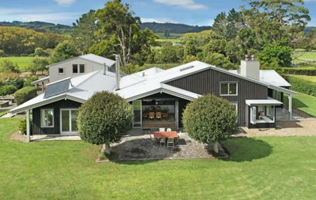 Large Family Home with Self-Contained Loft & Private Gardens - Photo 4