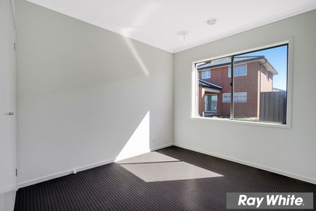 Family Living Made Easy in the Heart of Tarneit! - Photo 2