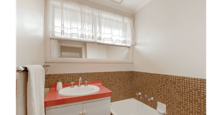 Three bedrooms house with large backyard near Fountain Gate Shopping Center for Rent! - Photo 4