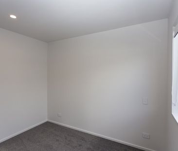 Near New Spacious 2 Bedroom Townhouse! - Photo 4