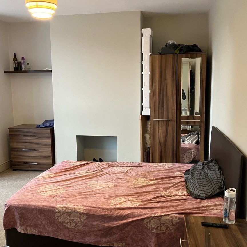 1 bed house / flat share to rent in South Street - Photo 1