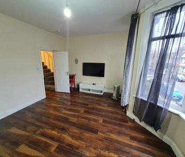 2 Bed Flat, Hatherley Gardens, E6 - Photo 3