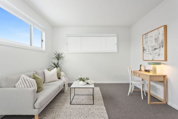 Ocean, lake and parklands at your convenience - Photo 1