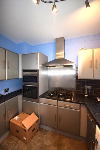 Three bedroom house ideal for working families- £2400 - Photo 2