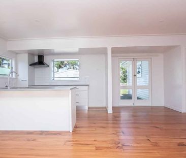 Spacious Family Home - Large back yard! - Photo 4