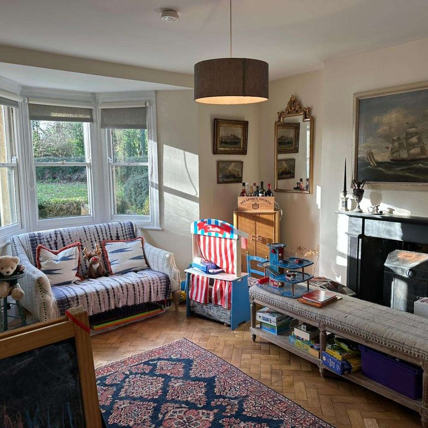 An Attractive Traditional stone Grade II listed Farmhouse set in enclosed grounds, in the village of Stanton Harcourt. - Photo 1