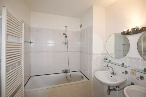 Verzorgd appartement met twee slaapkamers en terras te Deurne. - Photo 1