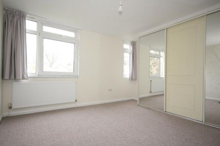 3 bedroom flat to rent - Photo 2