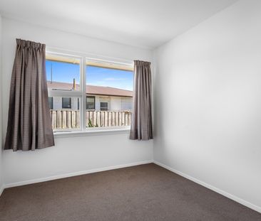 Comfortable 3-Bedroom Home – Lawns Included! Halswell - Photo 3