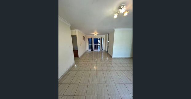 Spacious two bedroom apartment in perfect location! Very close to local shopping area and the train station. - Photo 1