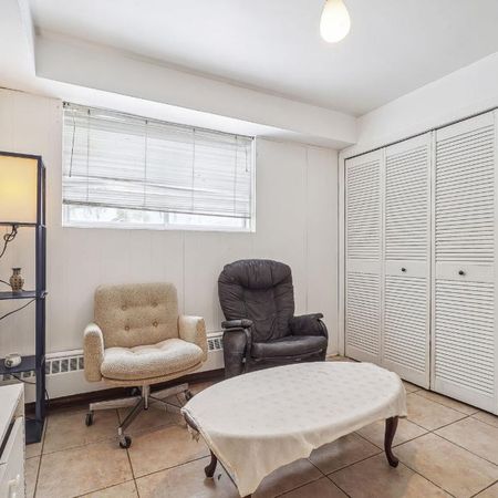 3 1/2 basement apt - Photo 3